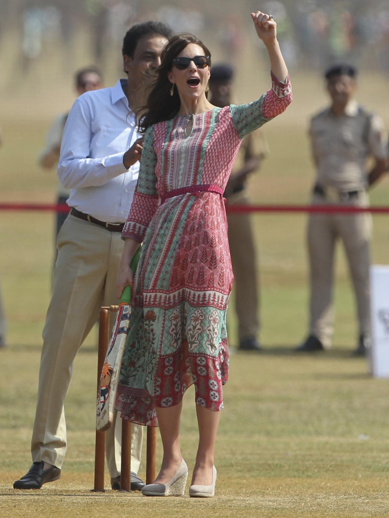 Kate Middleton celebra un punto mientras juega a cricket