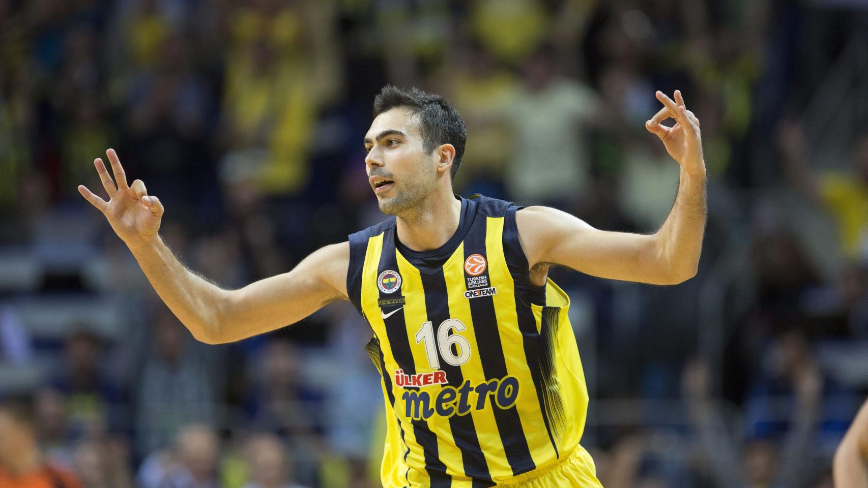 Kostas Sloukas celebra una canasta ante el Madrid.