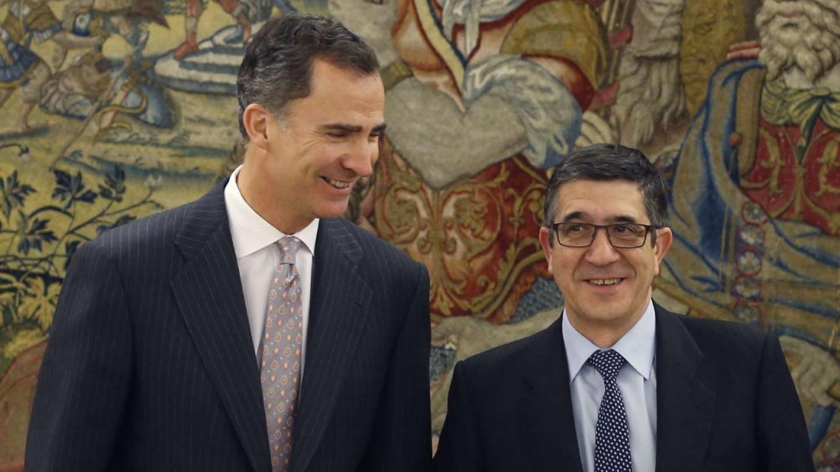 El rey Felipe junto a Patxi López