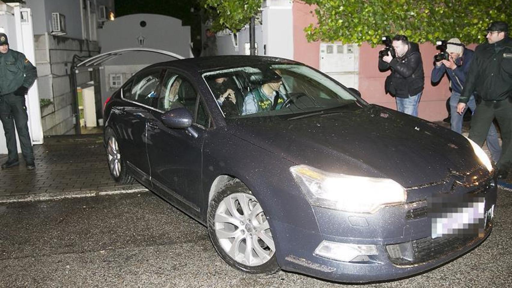 Mario Conde abandona su domicilio detenido por la Guardia Civil tras estar presente en los registros