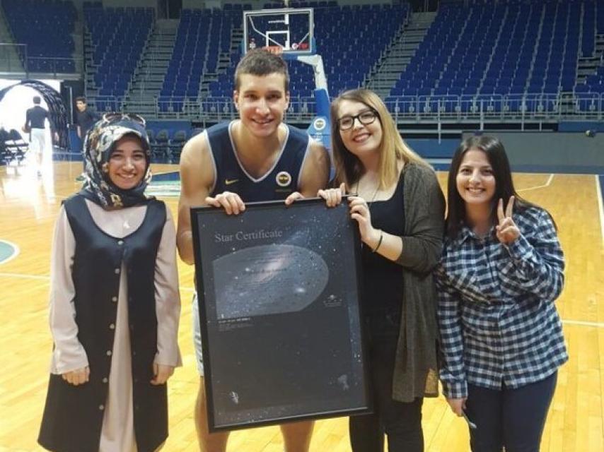 Bogdanovic posa con una representación de la estrella que lleva su nombre.