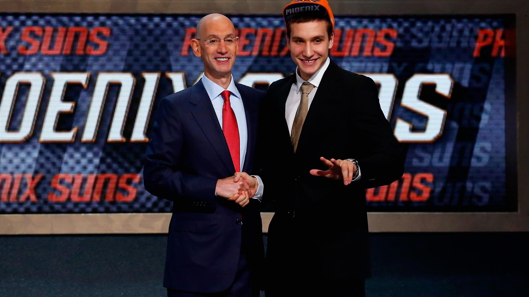 Bogdanovic, junto a Adam Silver, el día que fue drafteado por Phoenix.