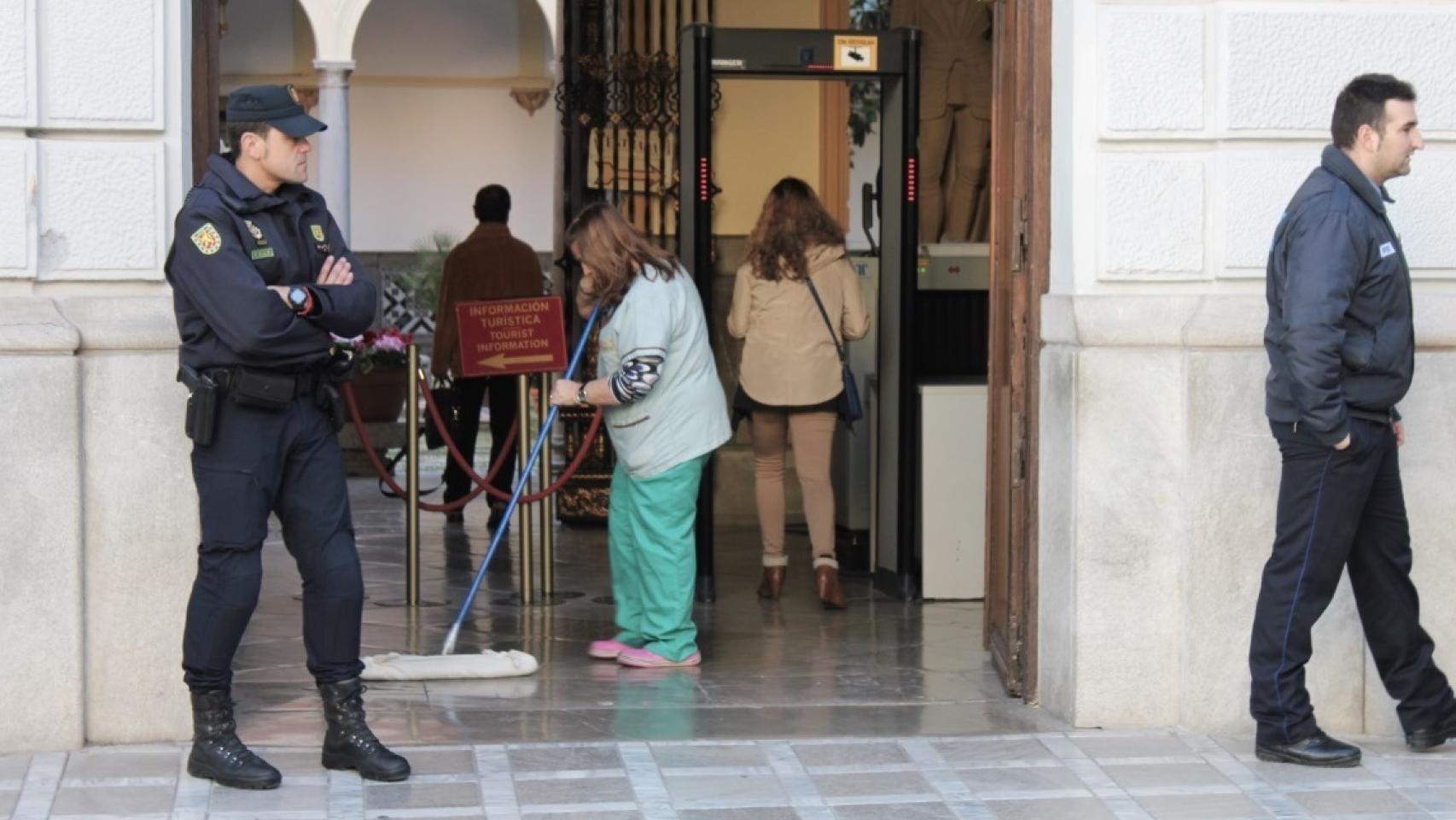 Policías vigilan el acceso al ayuntamiento.