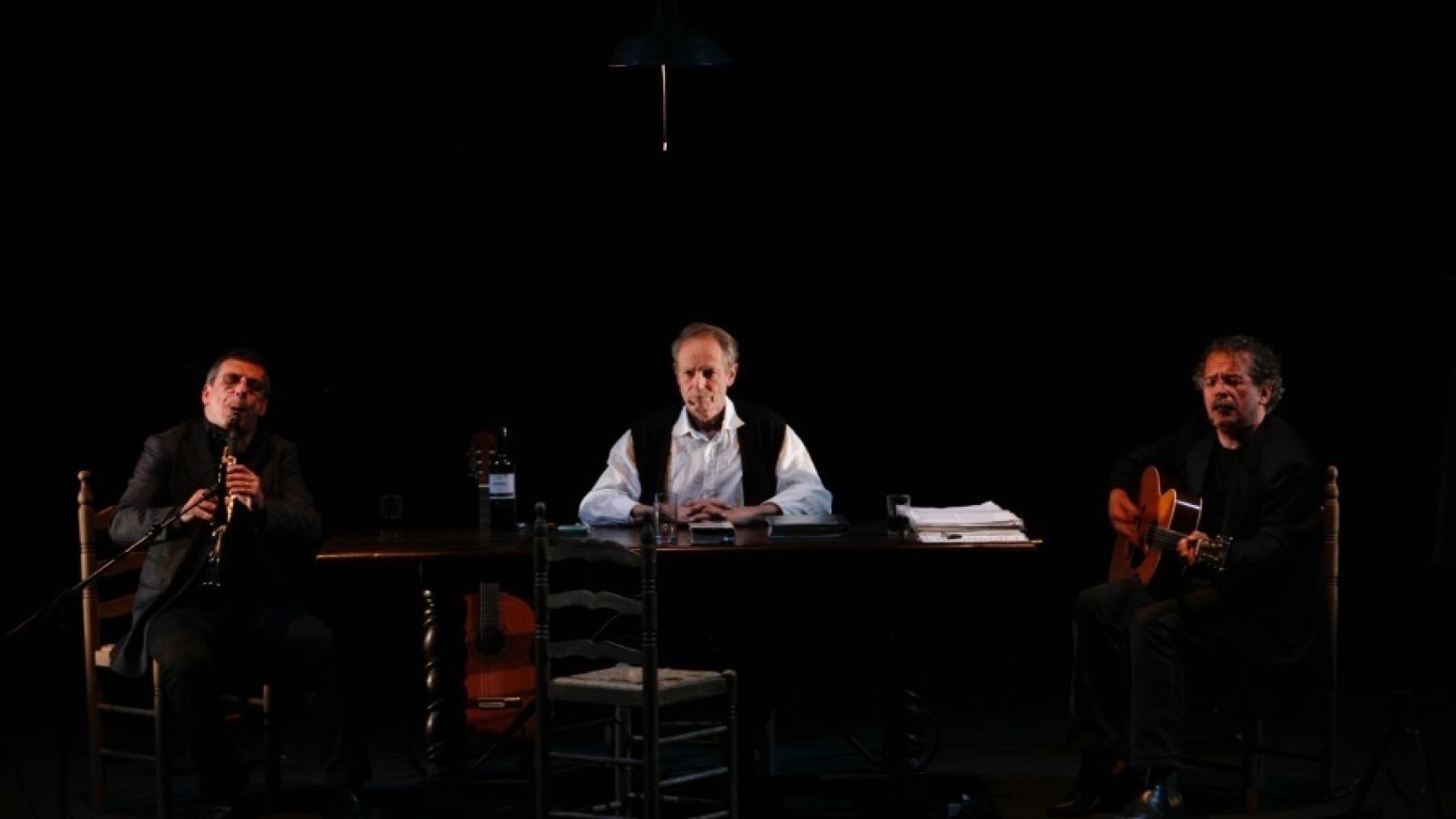 Erri de Luca con sus compañeros músicos, en escena.