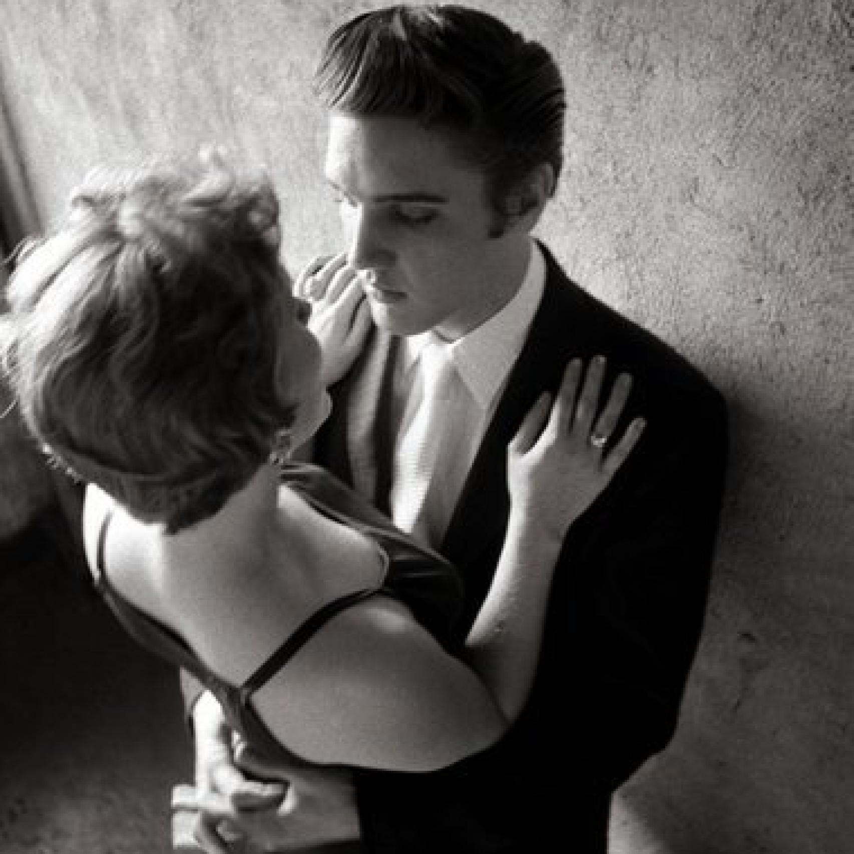 Elvis abrazando a Bárbara Gray, una fan que le abordó en un concierto de 1956