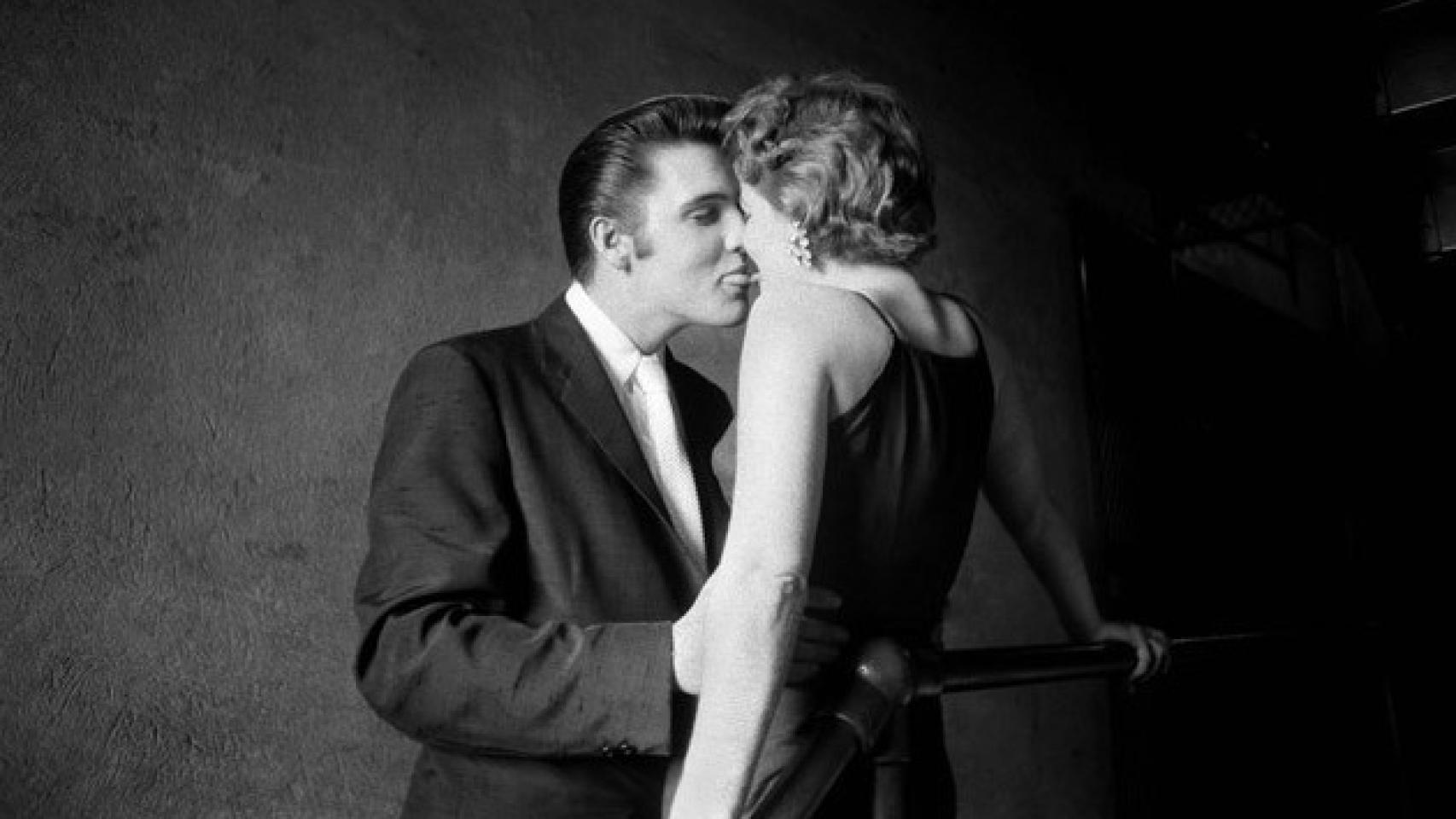 Elvis Presley en la fotografía de 'El Beso' después de un concierto