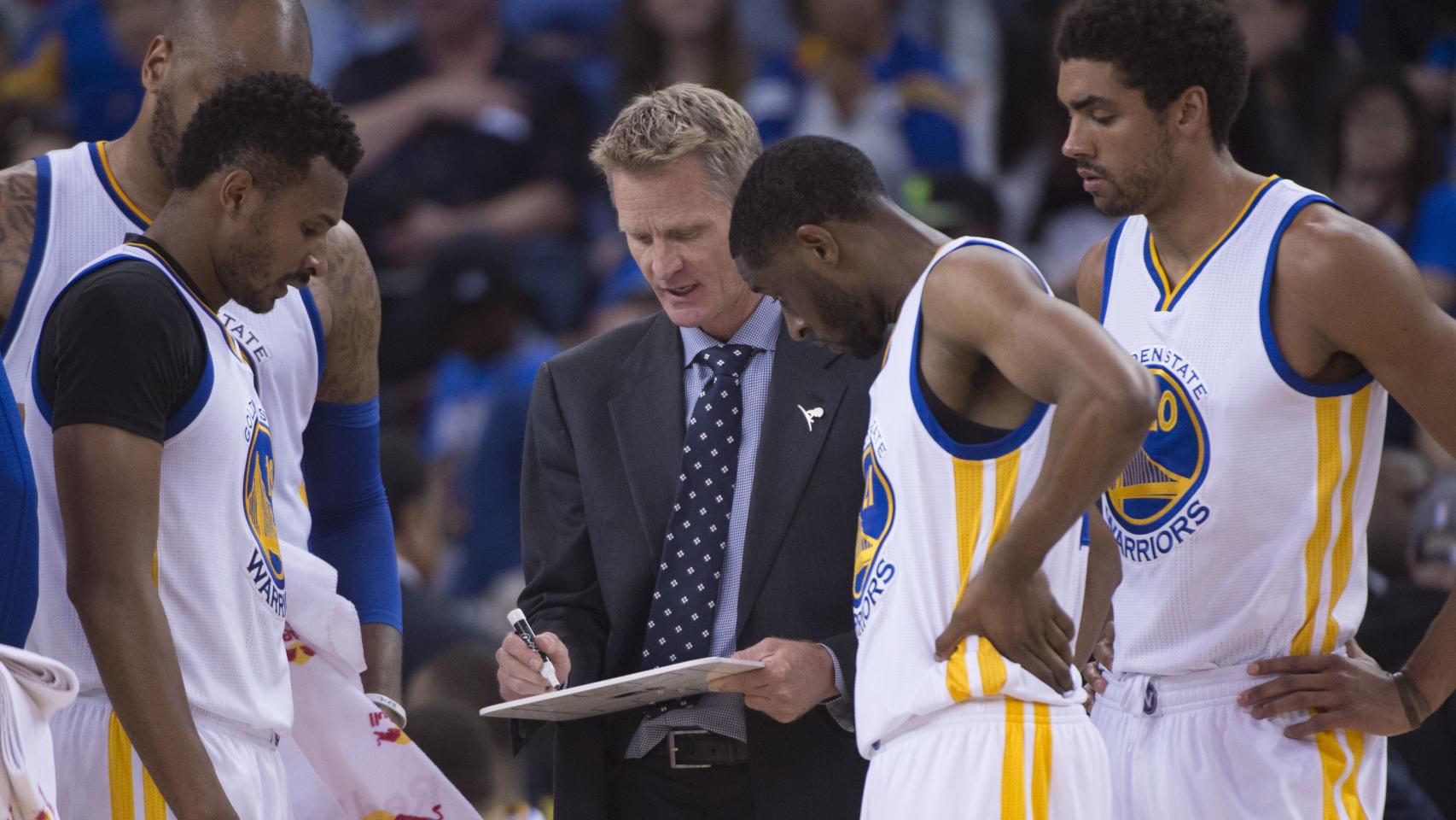 Steve Kerr reúne a sus hombres durante un tiempo muerto.