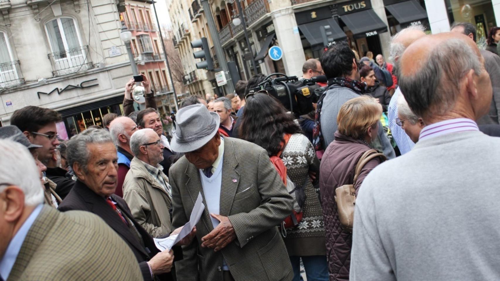 Un grupo de vecinos comenta la noticia frente a las puertas del ayuntamiento.