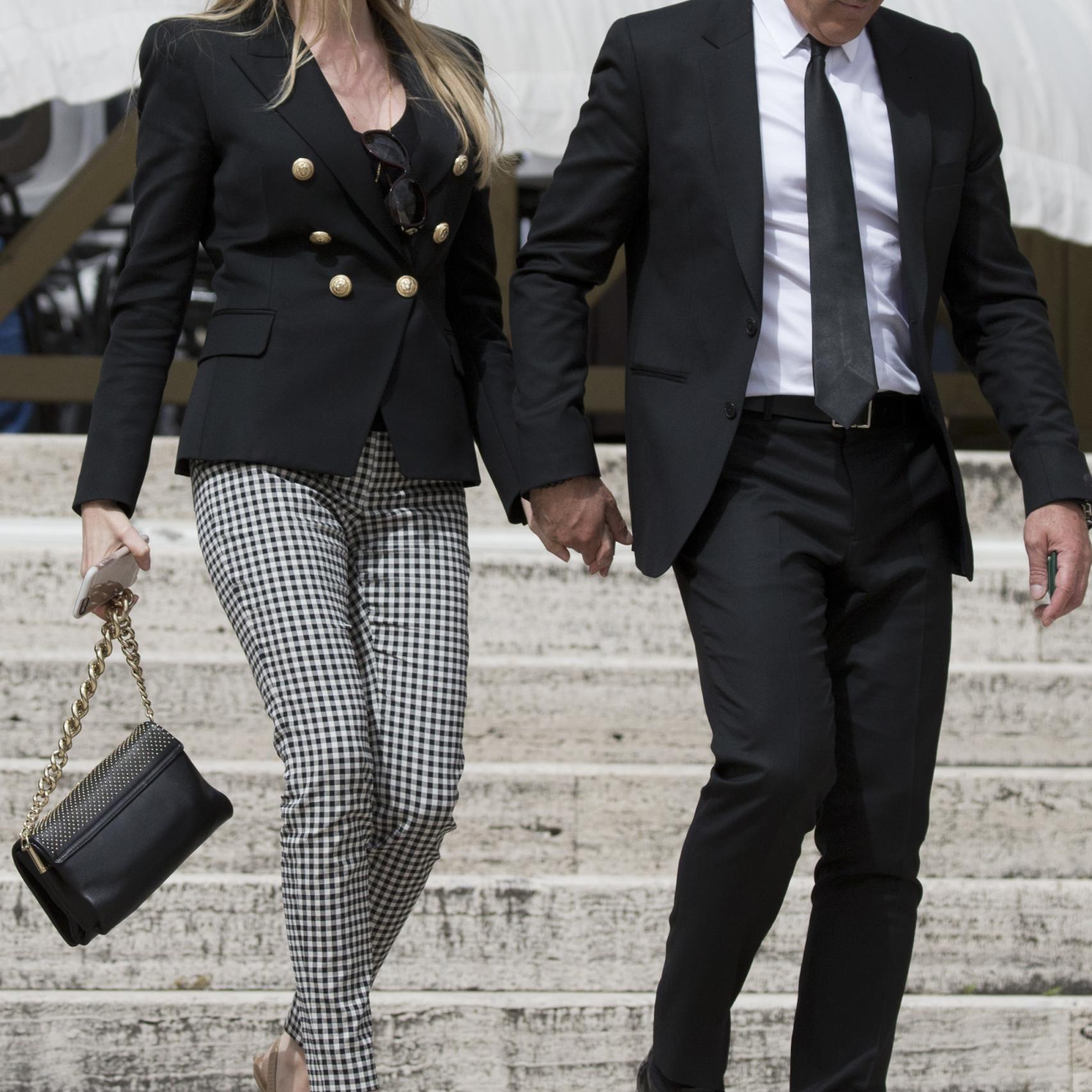 Nicole Kimpel eligió una discreta combinación de chaqueta y pantalón en blanco y negro