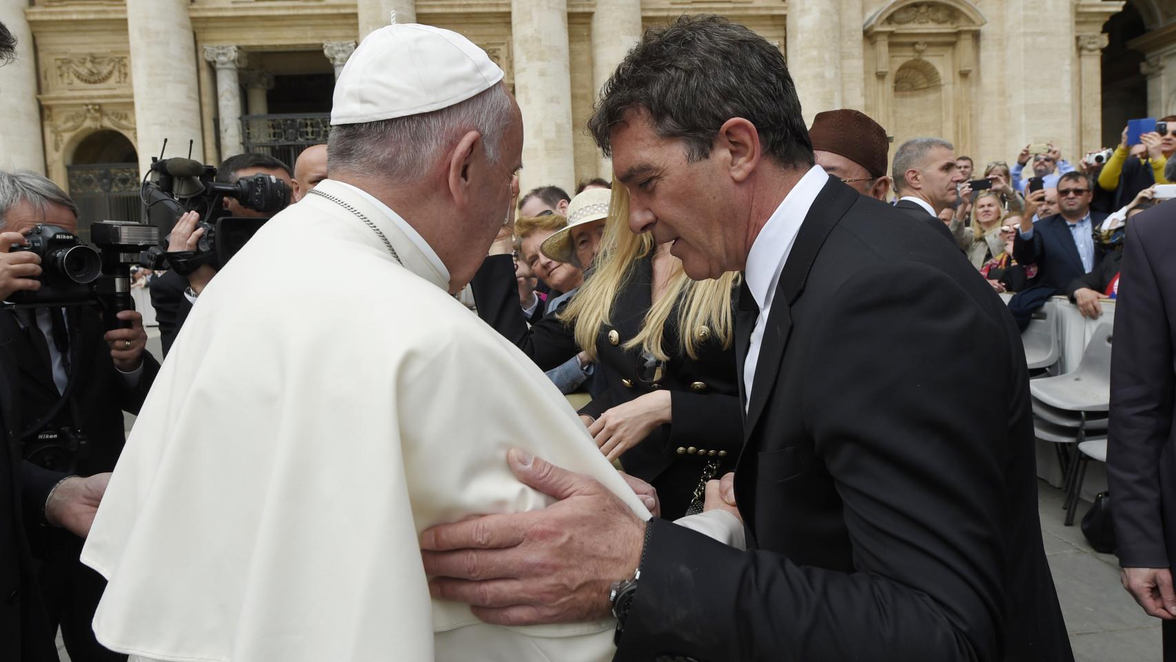 Banderas también se emocionó al hablar con el Papa