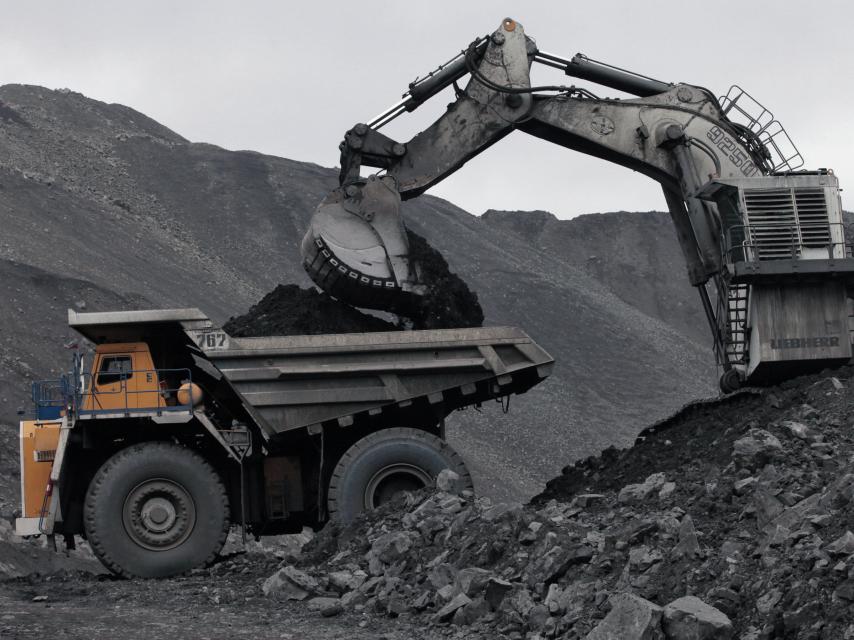 Una máquina carga carbón en Chernigovsky, Siberia.