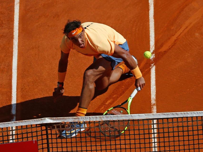 Rafa Nadal sobre la tierra de Montecarlo.