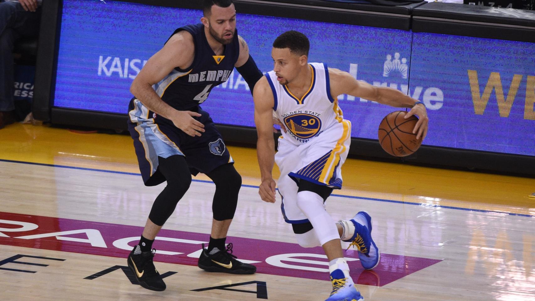 Stephen Curry dribla frente a Jordan Farmar de los Memphis Grizzlies.