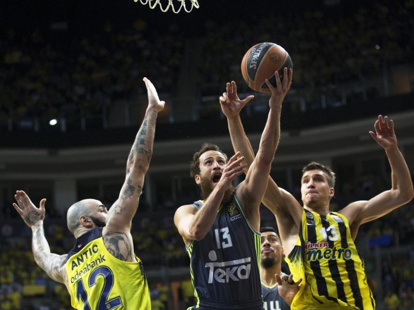 Sergio Rodríguez intenta anotar ante Pero Antic y Bogdan Bogdanovic.