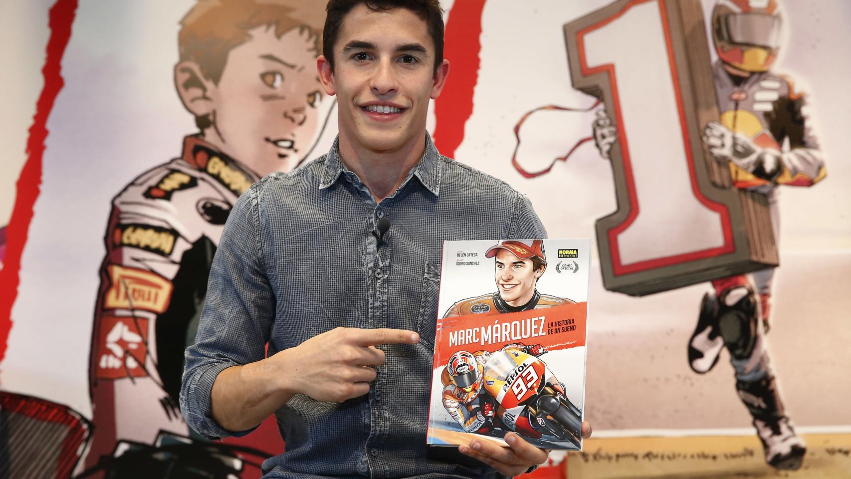 Marc Márquez muestra la portada de su cómic 'La historia de un sueño'.