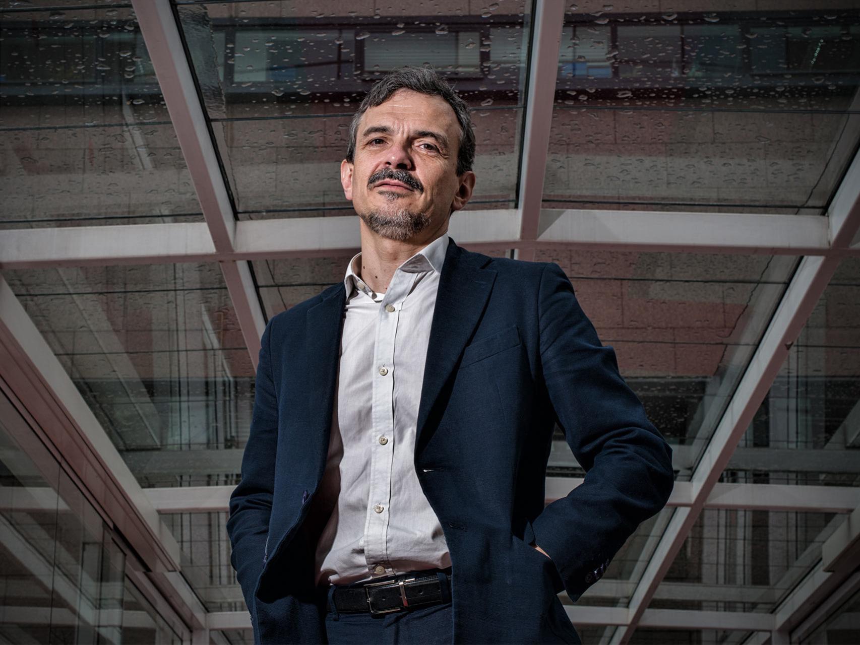 José Manuel López, en la pasarela entre edificios de la Asamblea de Madrid.