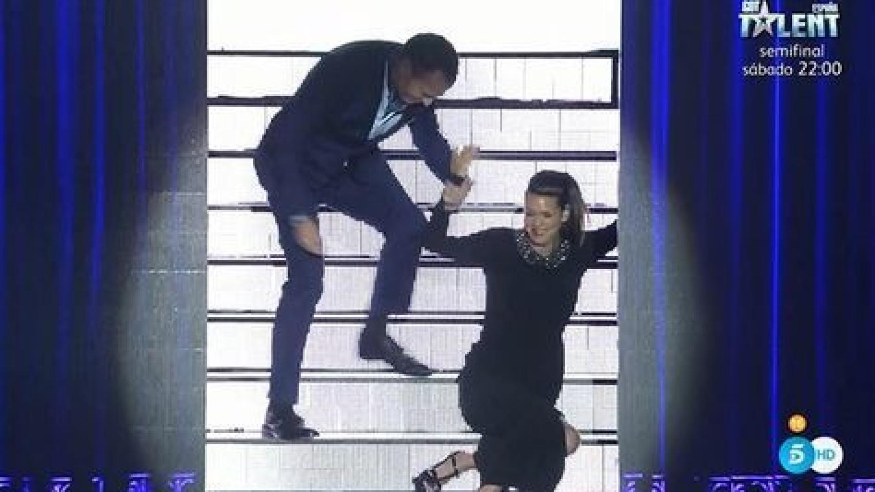 Laura Matamoros se cae durante su entrada a plató