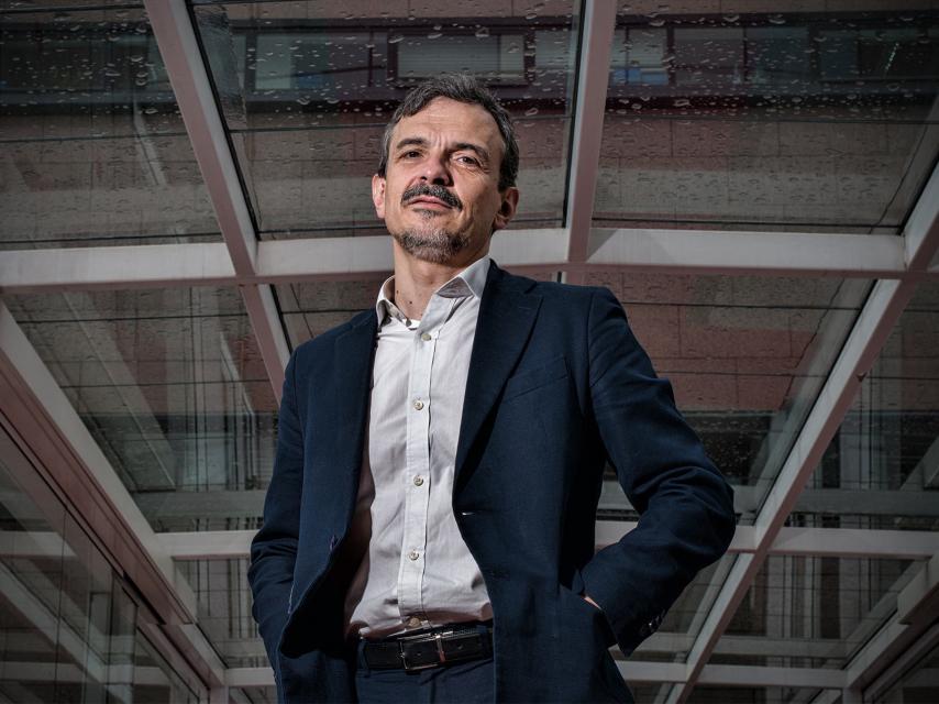 José Manuel López, en la pasarela entre edificios de la Asamblea de Madrid.