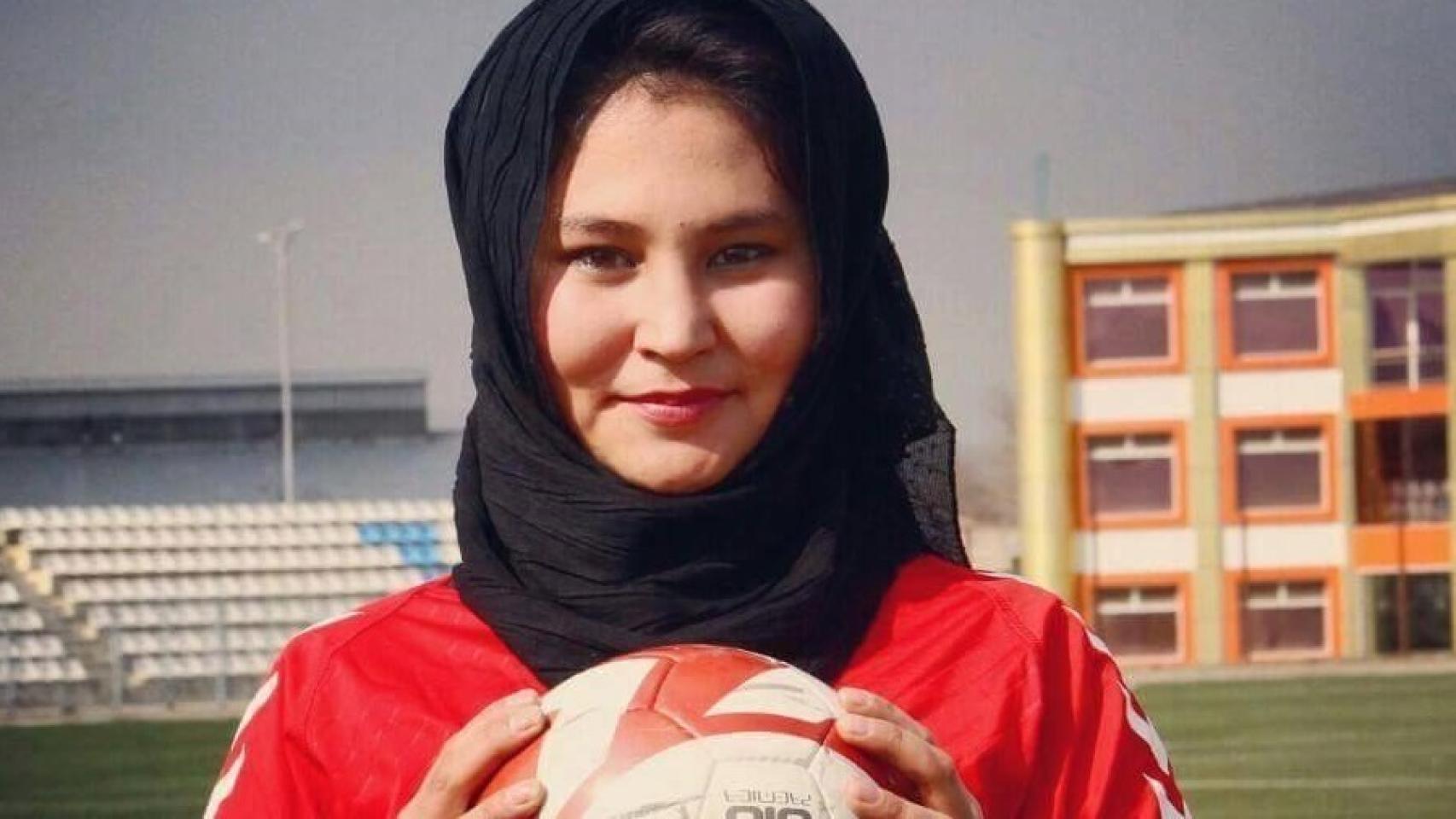 Hajar contó con el apoyo de sus padres para poder jugar al fútbol.