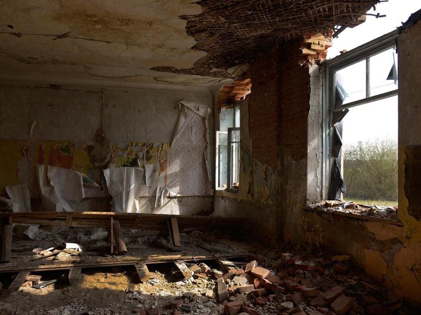 Colegio abandonado a pocos kilómetros de la zona de exclusión.