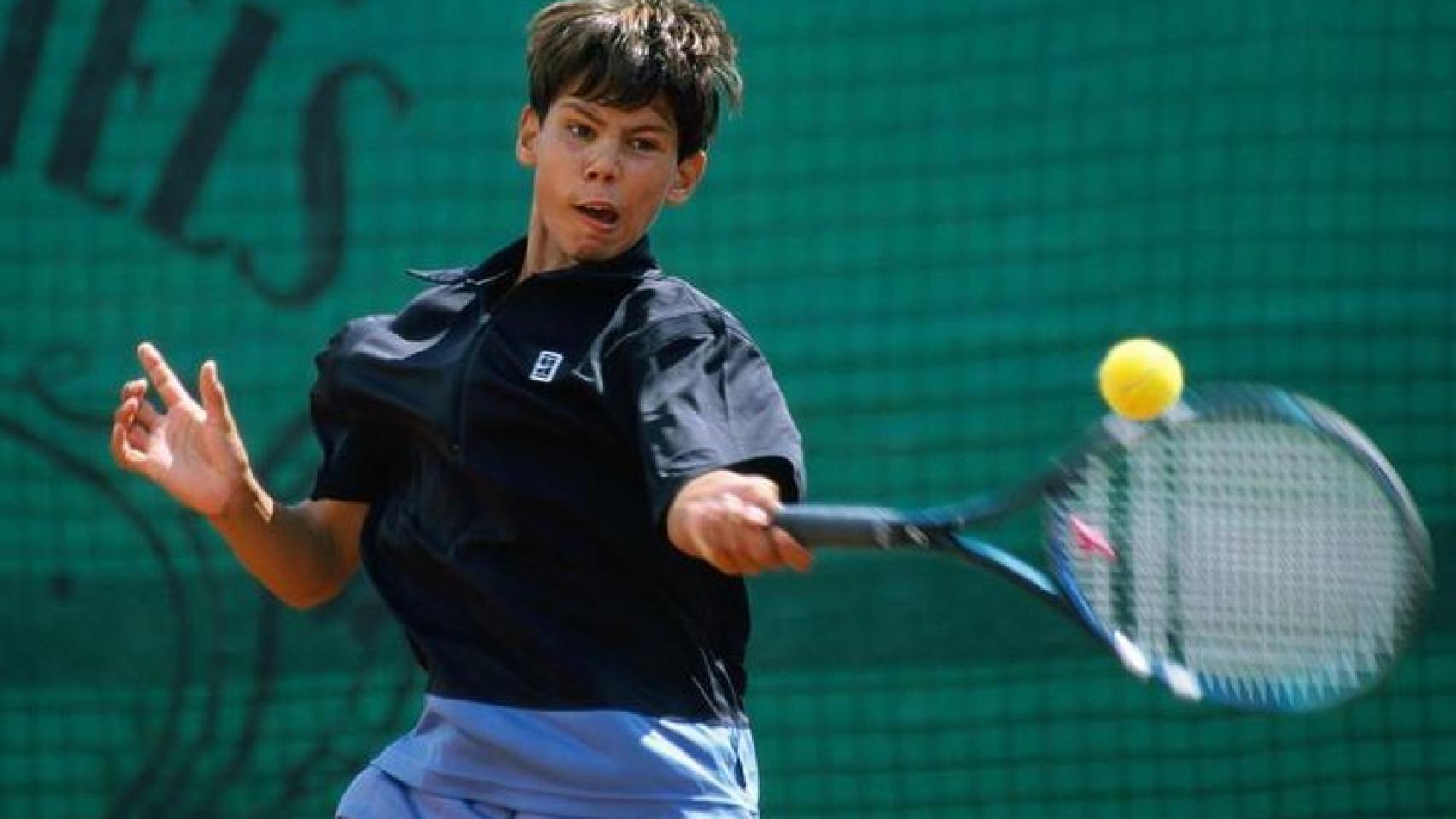Rafa Nadal, en uno de sus partidos de infancia.
