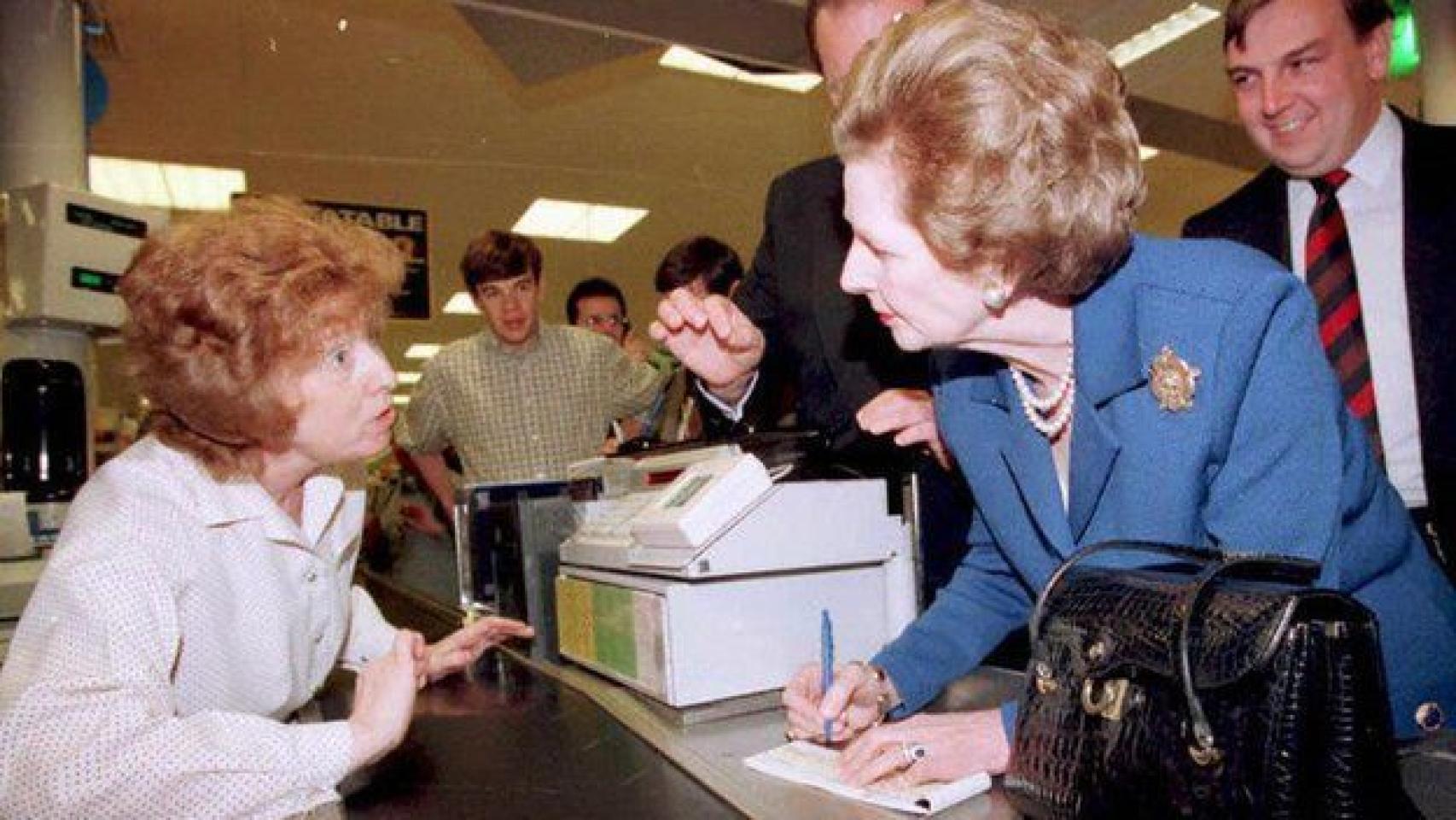 Margaret Thatcher no dejaba el bolso en casa.