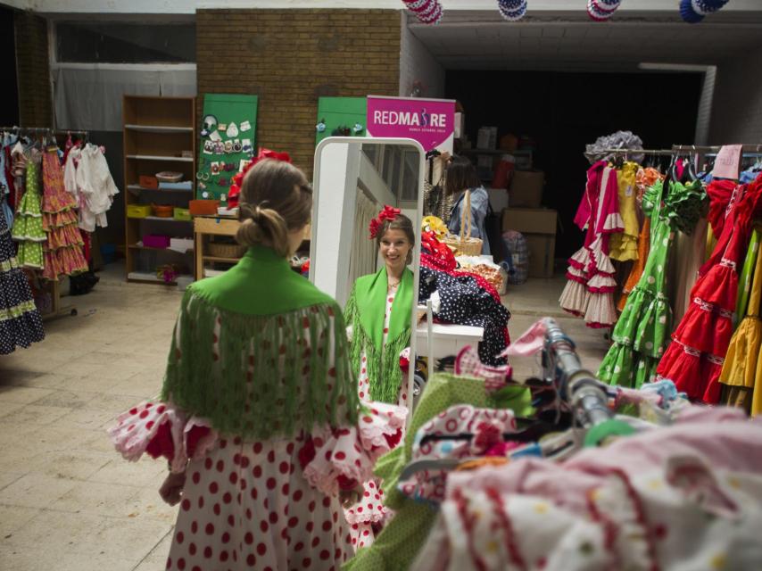 Una mujer se prueba un traje en la sede de Redmadre.