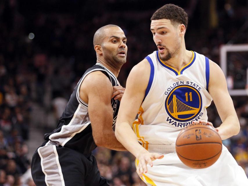 Klay Thompson ante Tony Parker en un Spurs-Warriors reciente.