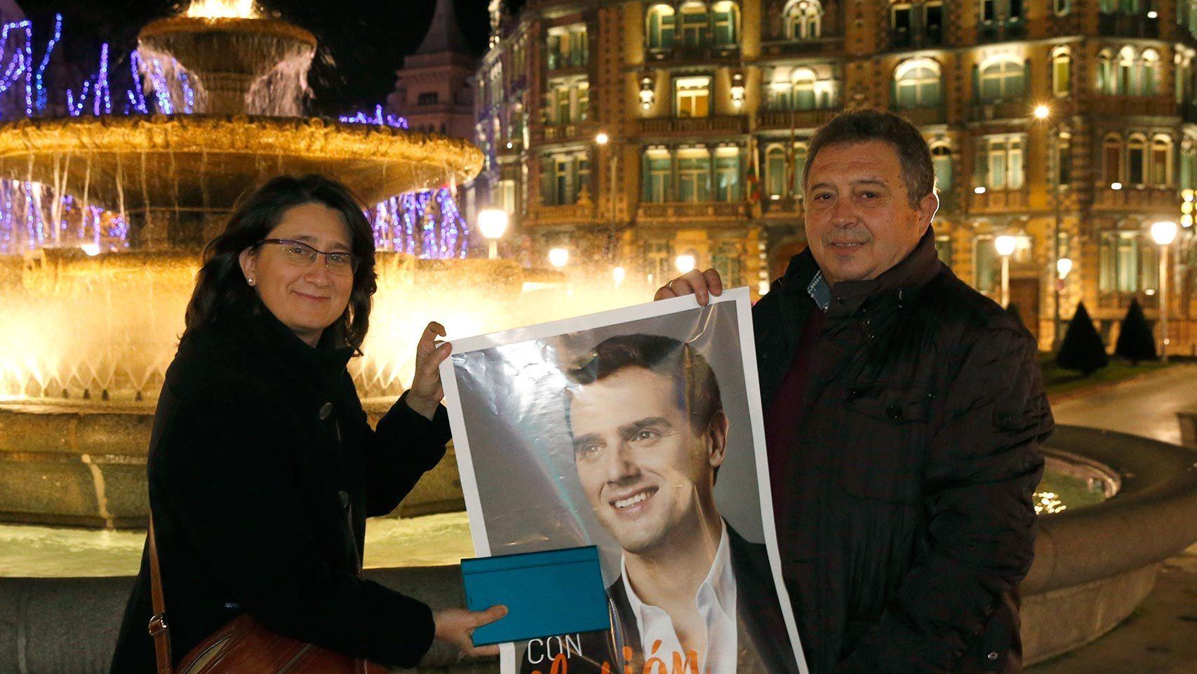 Henar Pascual (i) y Fernando Velayos (d) en la plaza Moyua de Bilbao.
