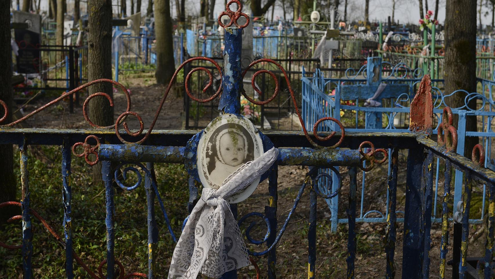 Tumba de un bebé en el cementerio de Gubarevichi, a 30 kilómetros de Chernóbil.