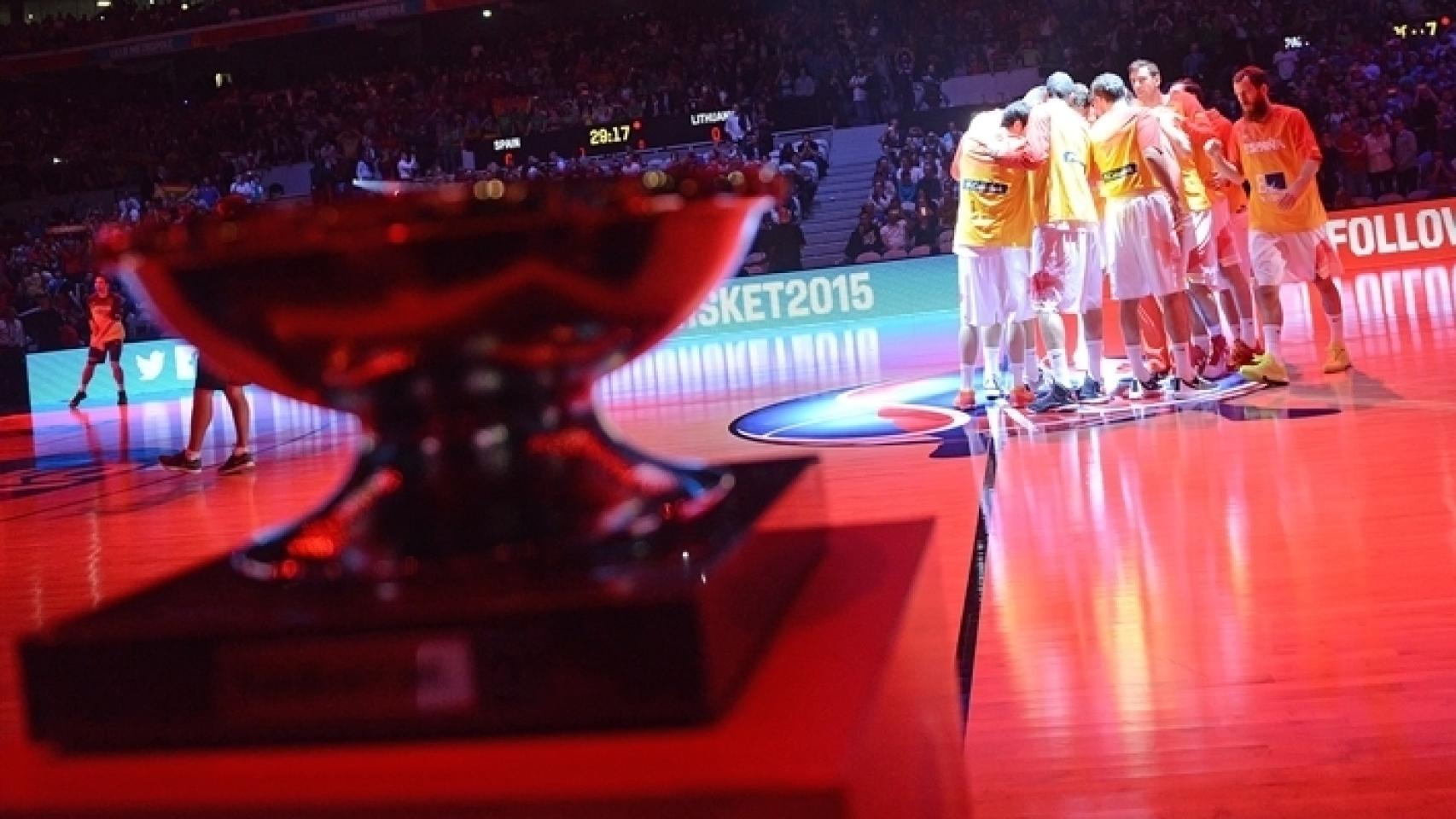 El trofeo del Eurobasket en primer plano antes de la final de 2015 entre España y Lituania.