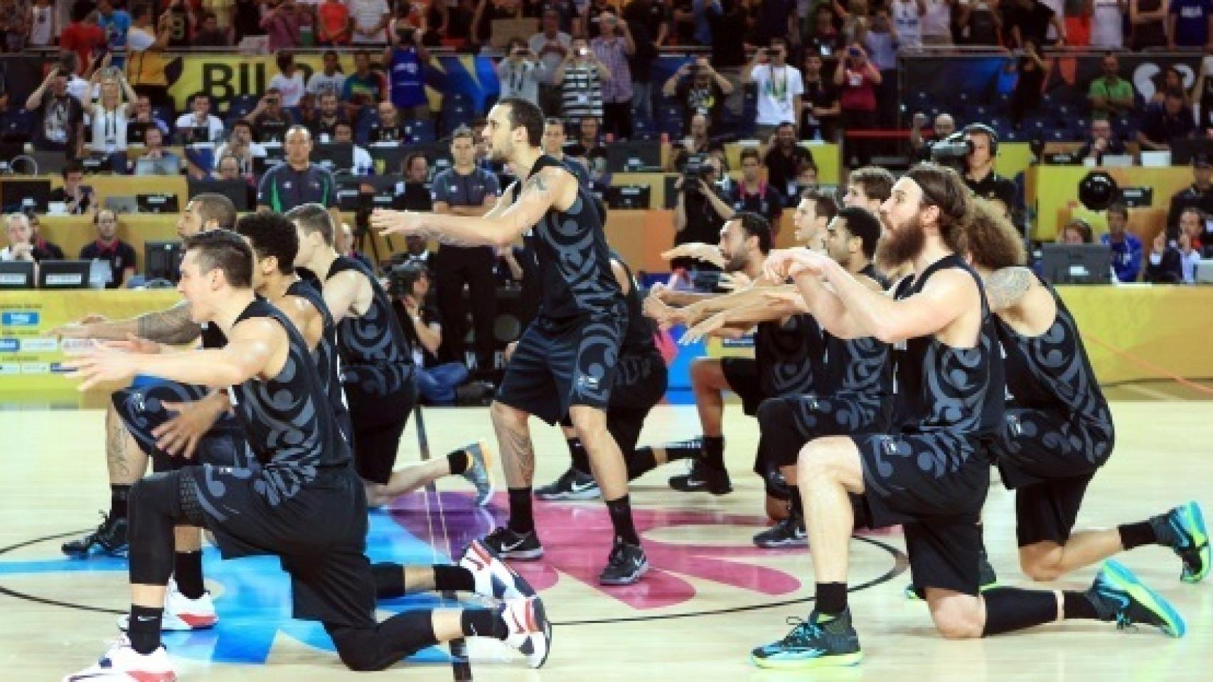 Nueva Zelanda baila la haka antes de jugar contra Finlandia en el Mundial 2014.