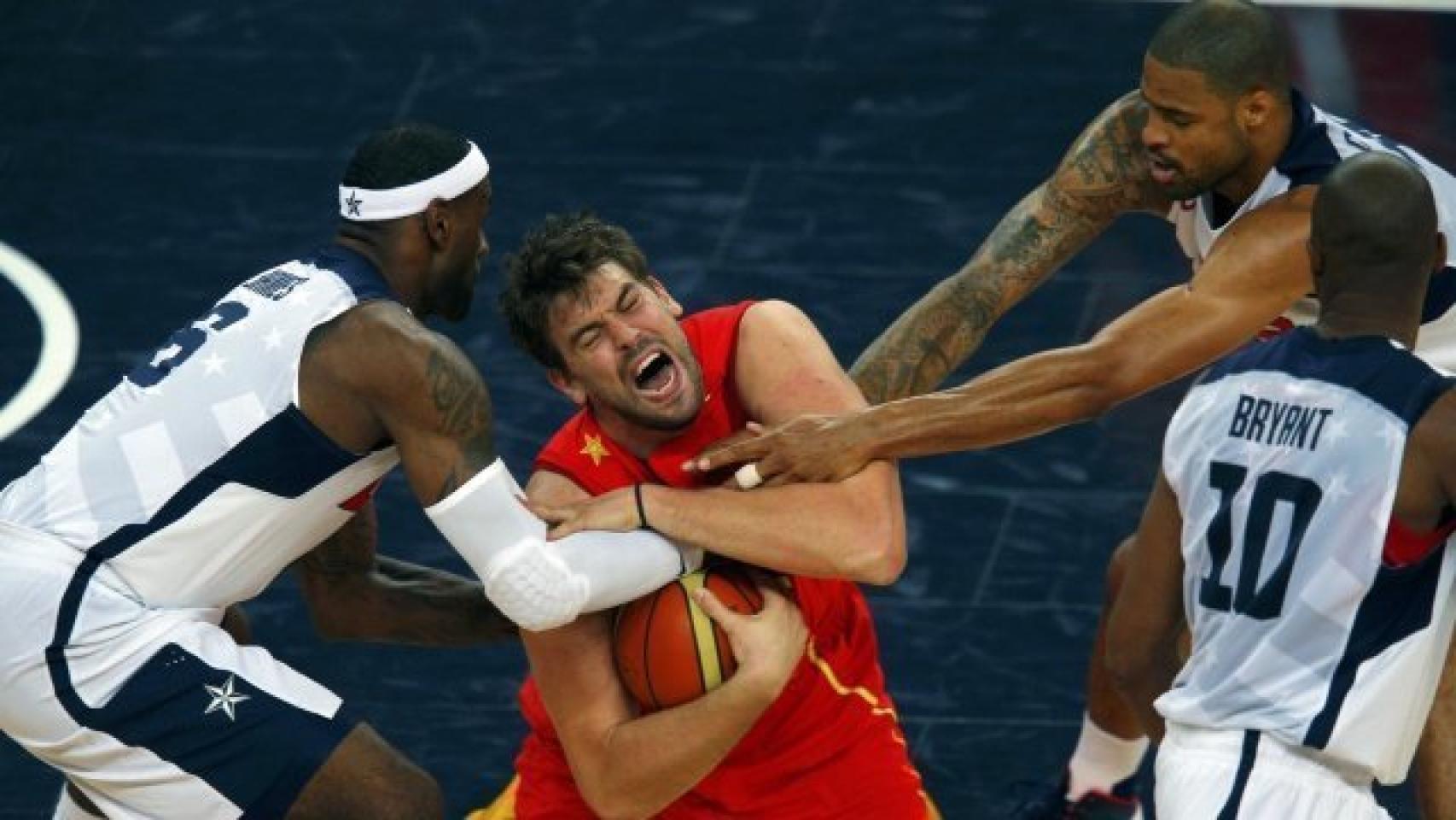 Marc Gasol protege el balón en la última final olímpica ante USA.