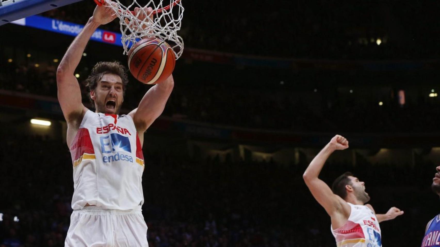 Pau Gasol realiza un mate ante Francia en semifinales del Eurobasket 2015.