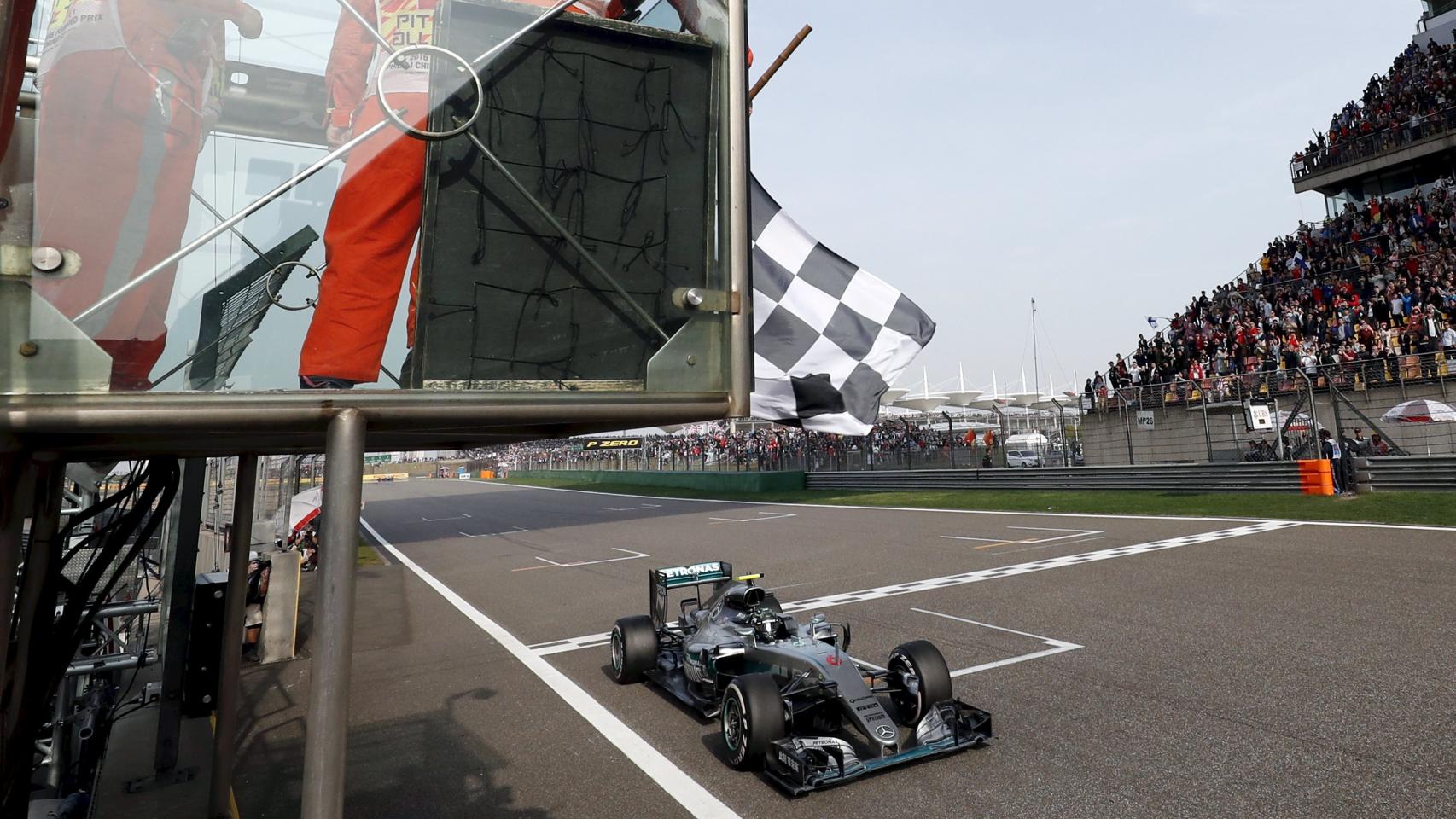 El Mercedes del alemán cruza la meta.