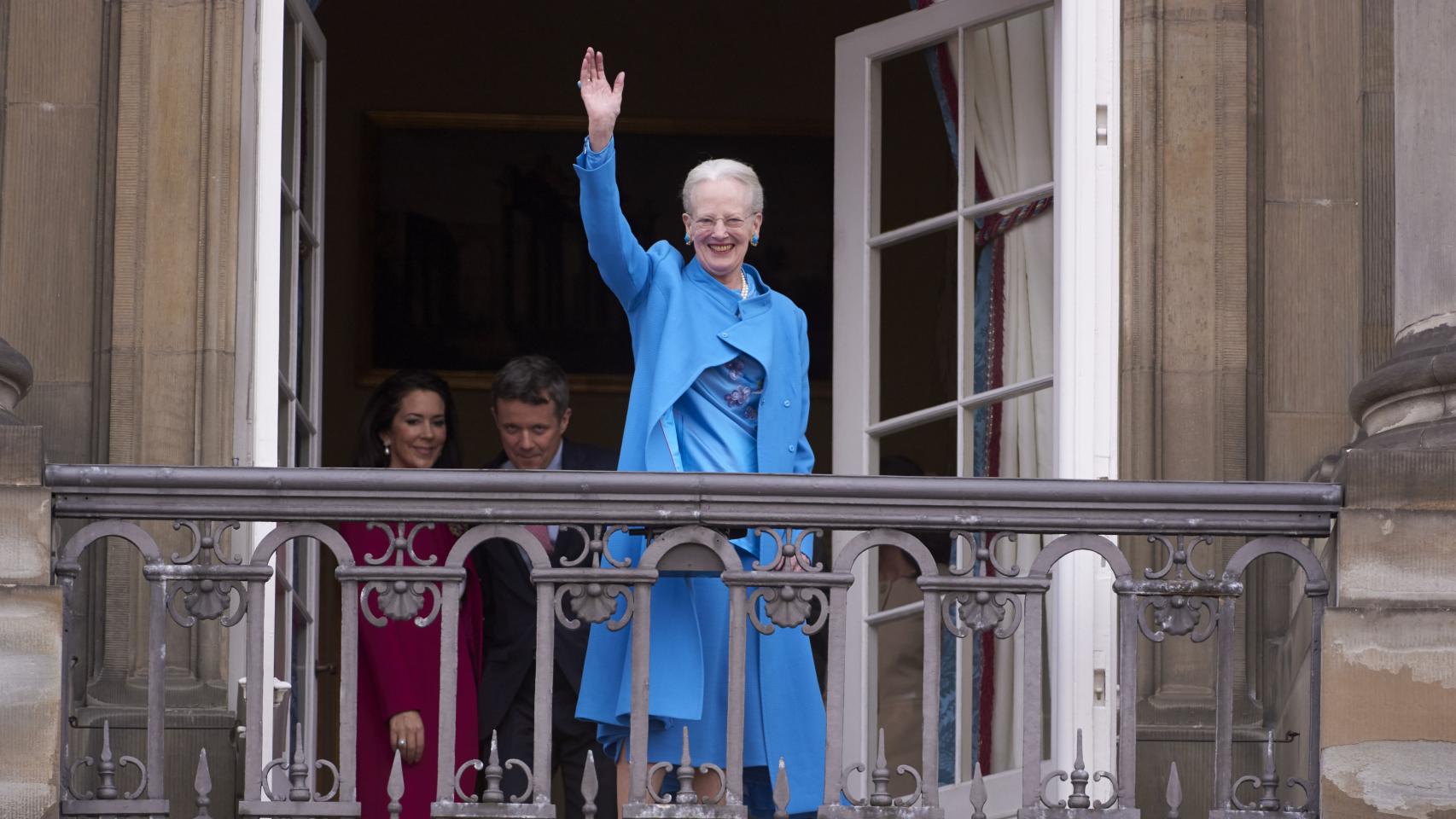 La Reina Margarita salió a saludar primero sola