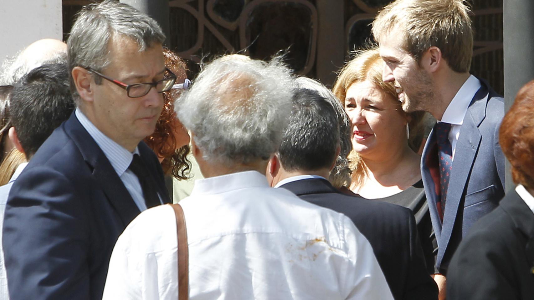 Laura y Miguel Boyer durante el entierro de su padre