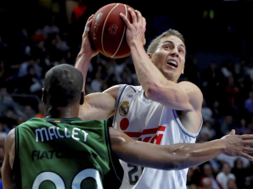 Jaycee Carroll ante Demond Mallet en el Real Madrid-Joventut.
