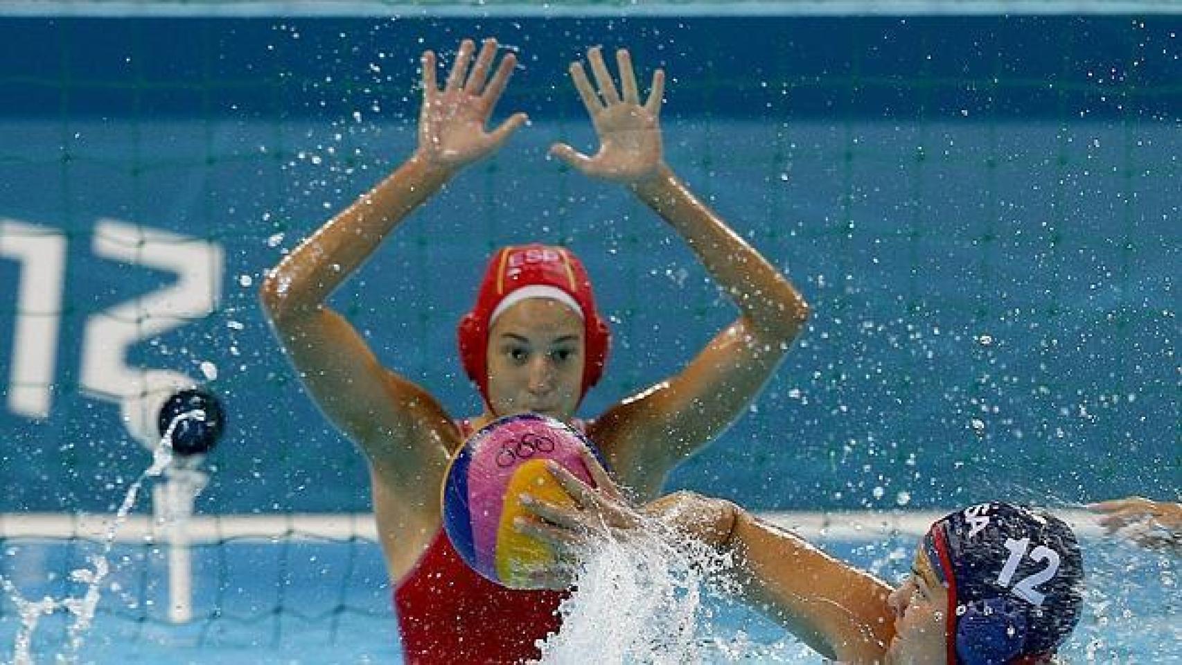 Laura Ester en un partido de la selección femenina de waterpolo.
