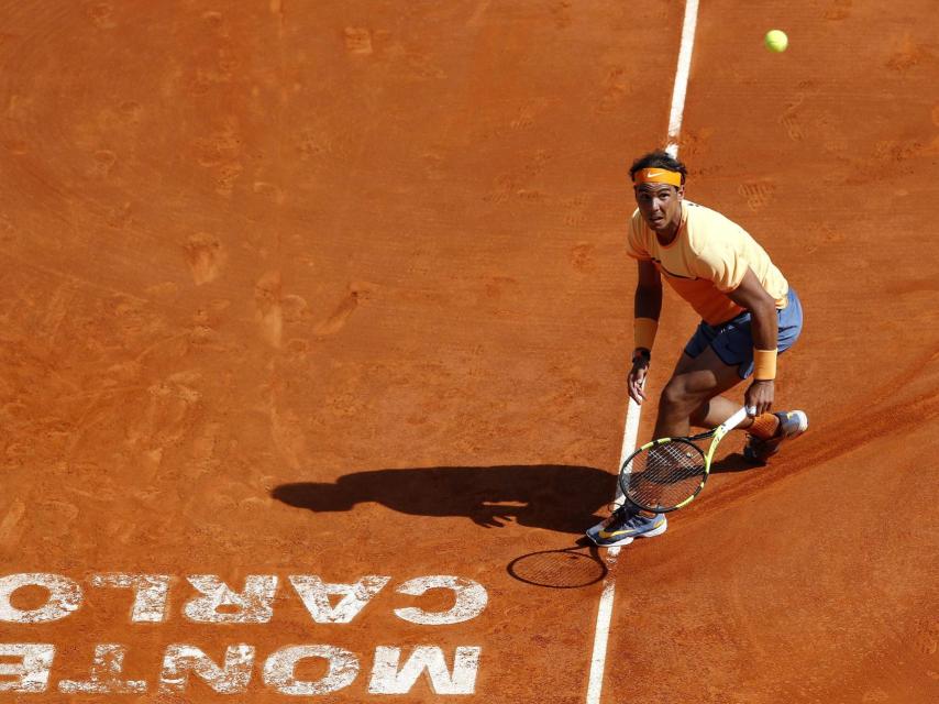 Nadal intenta devolver una bola en la pista monegasca.