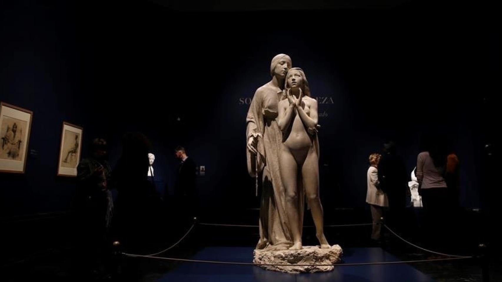 La escultura Al Ideal, en el centro de la exposición.