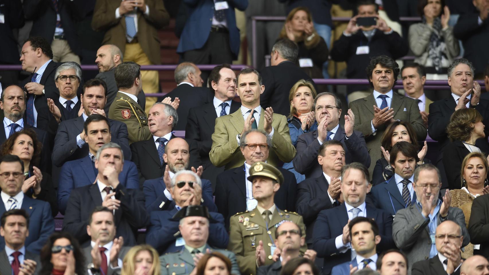 Felipe VI compartió tribuna con la vicepresidenta del Gobierno, el presidente de la Junta de Castilla y León y otros políticos
