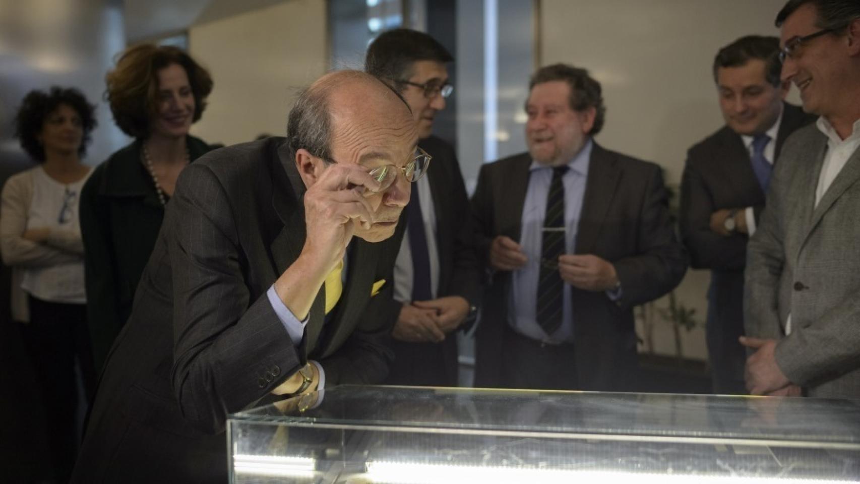 Francisco Rico examina los documentos expuestos en el Congreso.