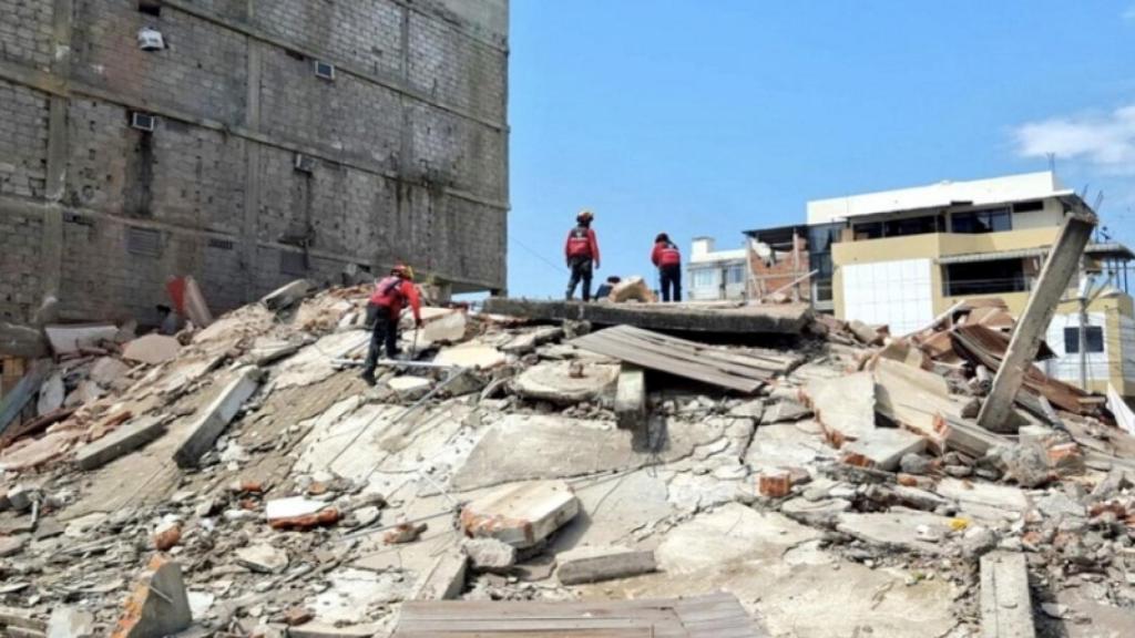 terremoto-ecuador-foto-bomberos-1 (2)