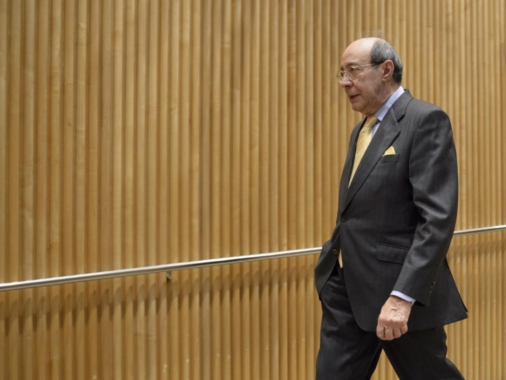 Francisco Rico camina hacia la mesa de presidencia para hablar de Cervantes en el Congreso.