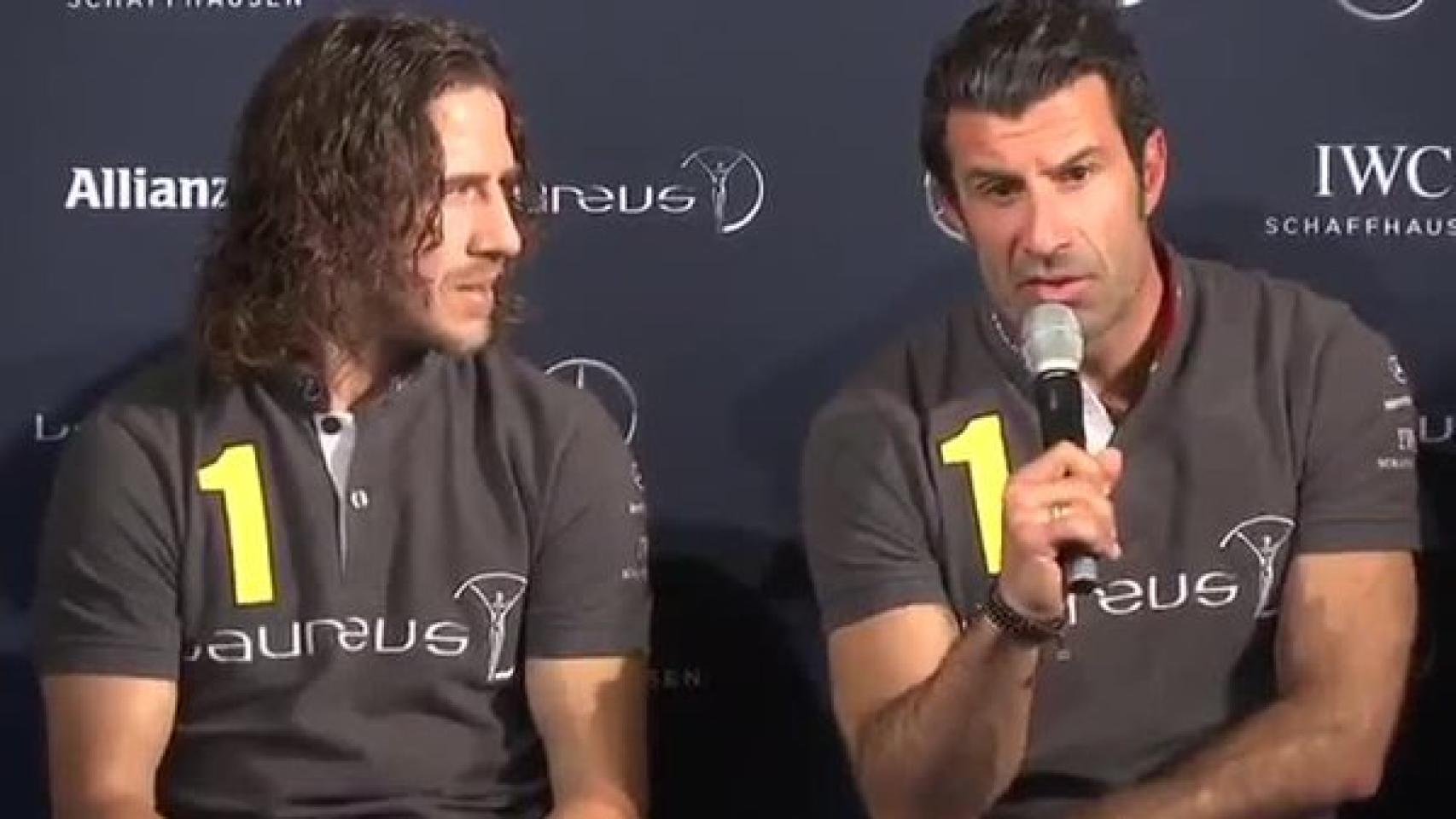 Luis Figo junto a Carles Puyol en la rueda de prensa.