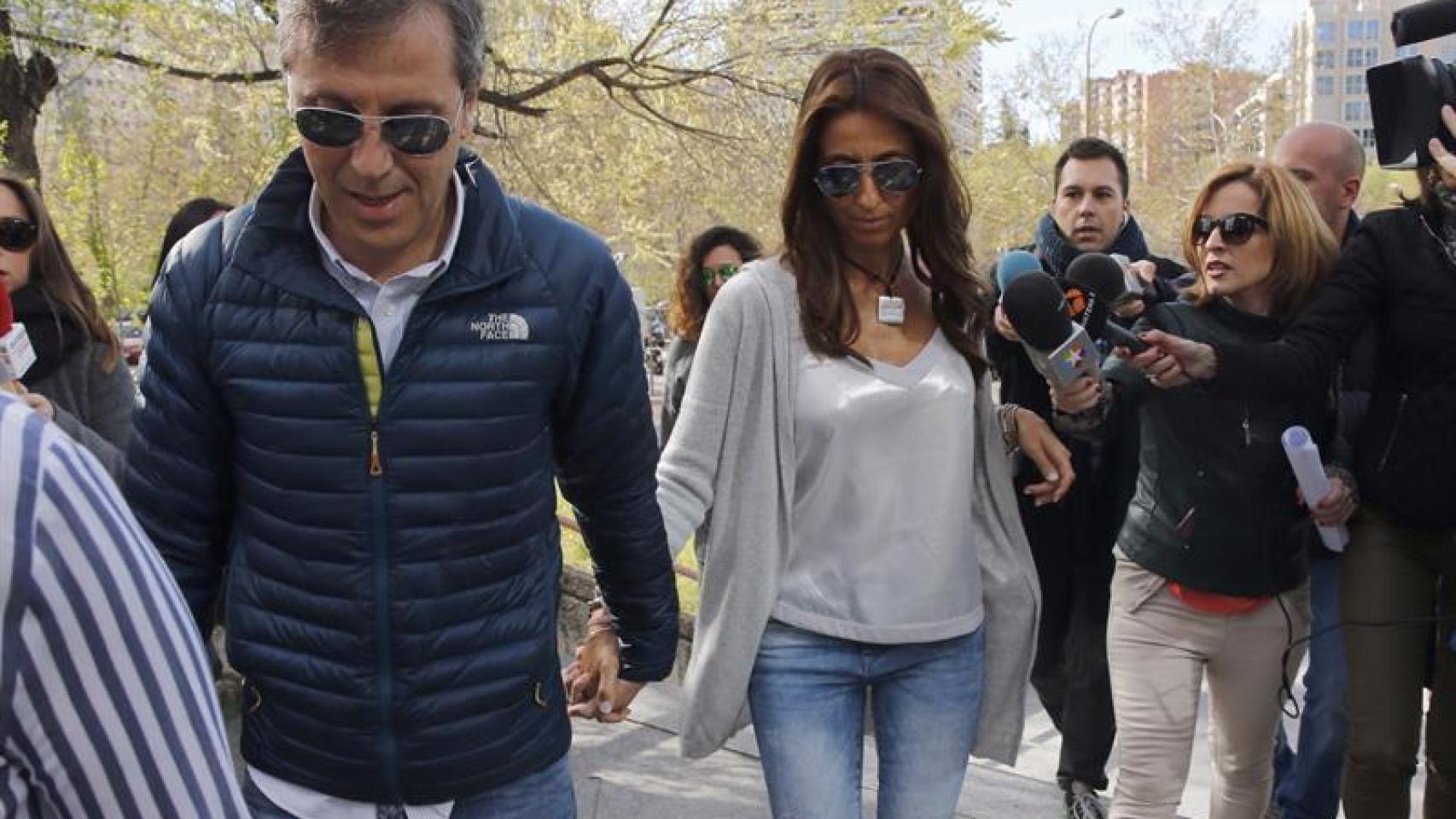 Paco González, acompañado de su esposa Mayte, a su llegada a la Audiencia de Madrid.