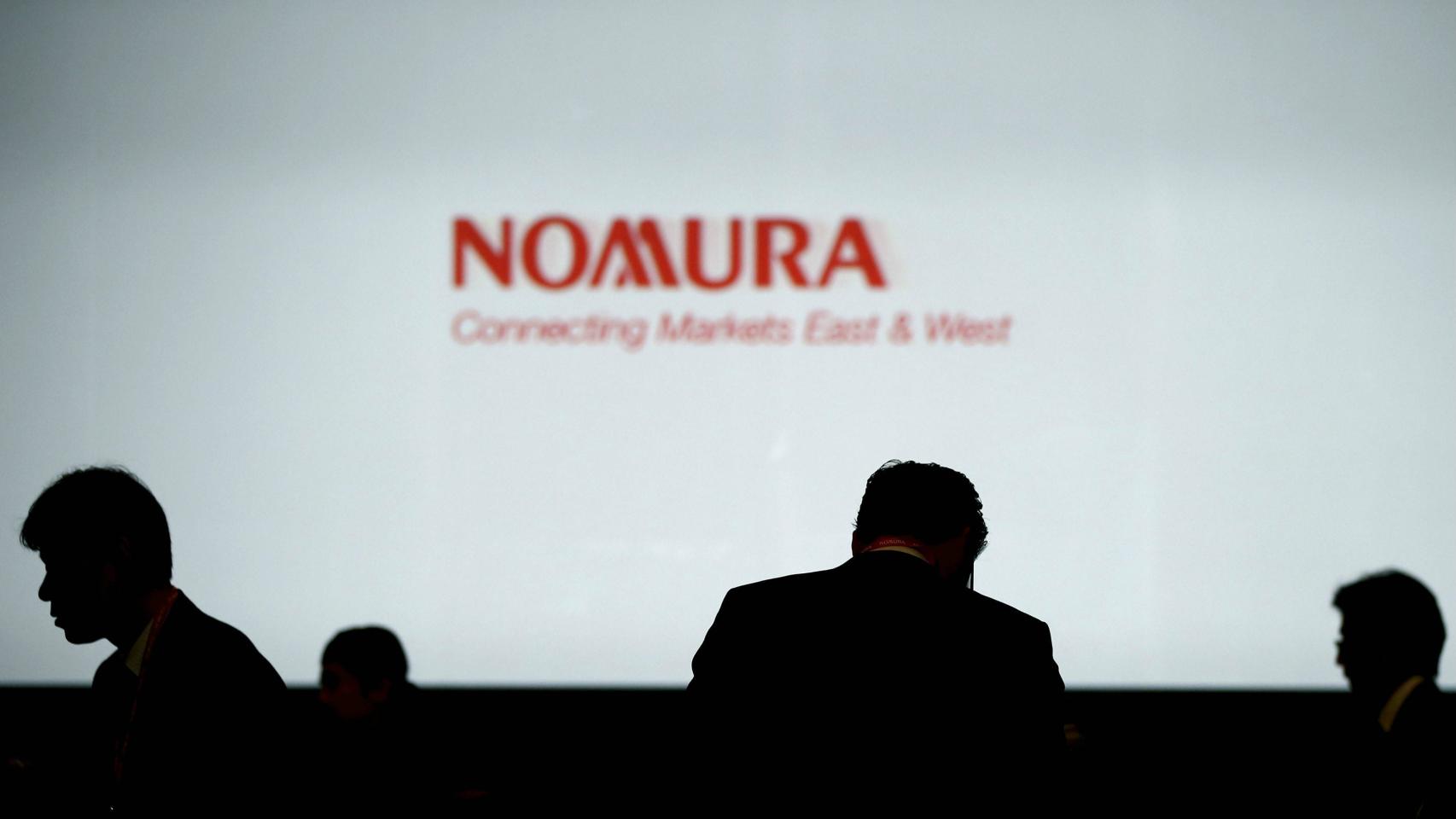 Inversores ante un cartel de Nomura en Tokio