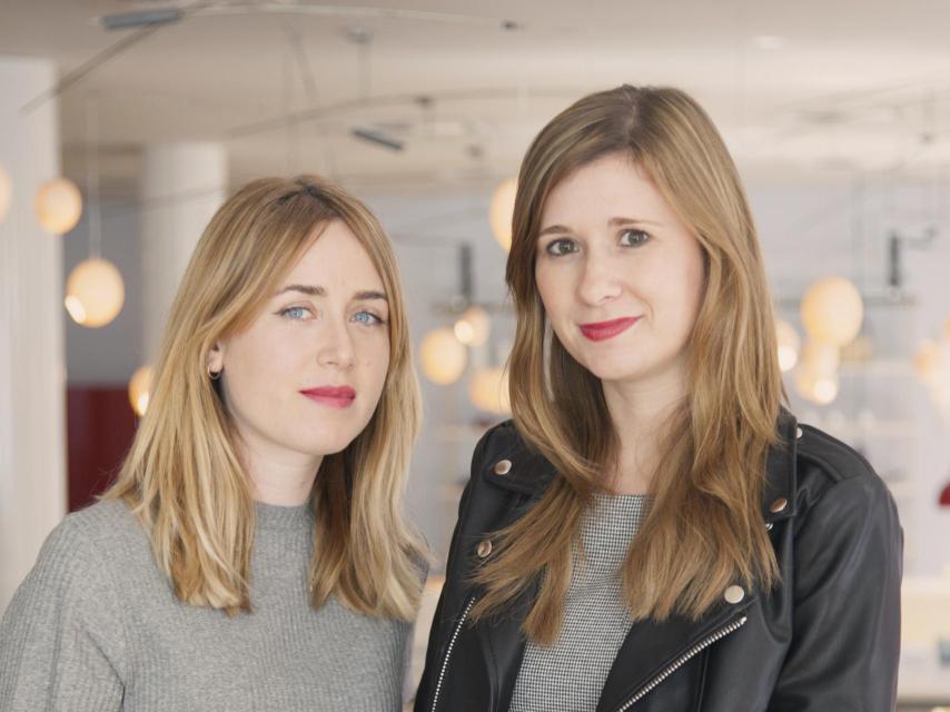 La ilustradora Raquel Córcoles y la periodista Lucía Taboada.