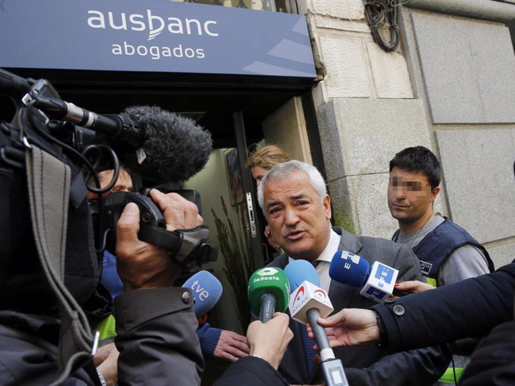 Luis Pineda, presidente de Ausbanc, tras el registro.